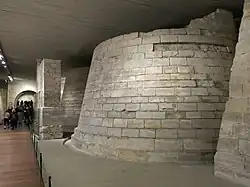 Restes du mur oriental de la forteresse du Louvre
