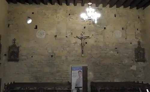 Mur intérieur de l'église primitive carolingienne.