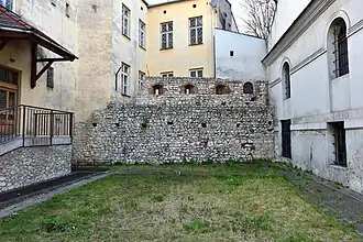 un fragment de l'enceinte médiévale de Kazimierz près de la synagogue Kupa