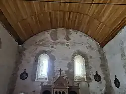 Mur occidental de la nef et ses trois baies du XIIe&nbsp;siècle.