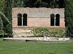 Pan de mur roman, dont les baies géminées pourraient ressembler à celles disparues de la tour Maurand.