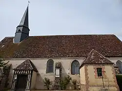 Mur sud de l'église et monument aux morts.