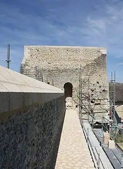 Muraille et tour-porte ouest du Châteauneuf-sur-Epte après restauration.