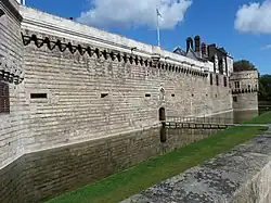 Photographie de la courtine vue de l'extérieur.