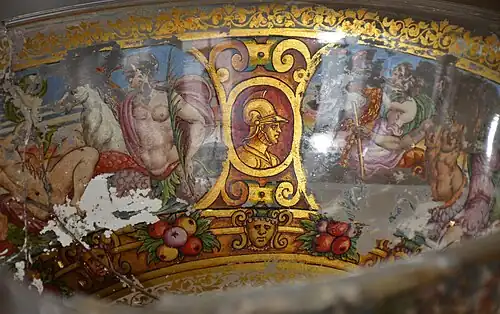 Cristal soufflé, émaillé et doré à froid. Venise, seconde moitié du XVIe siècle.