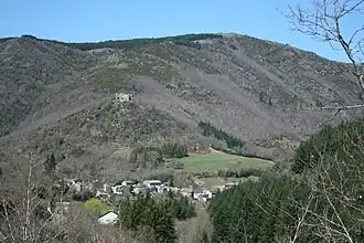 Vue du château surplombant le hameau de Canac