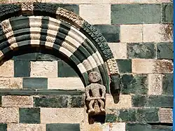 Modillons à droite de l'entrée