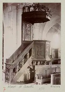 La chaire de l'église.