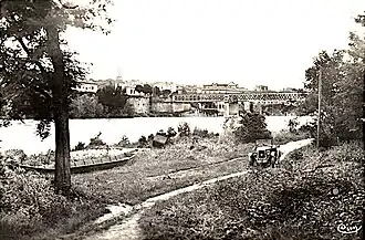 Vue panoramique depuis la rive droite sur le pont et le centre ville.