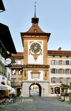 Tour horloge du XVe&nbsp;siècle à Morat.