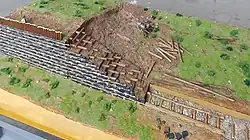 Maquette d'un mur antique, vue extérieure et éclatée.