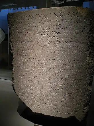 Stèle de Titus Flavius Postuminus évoquant Mars Mullo au musée de Bretagne.