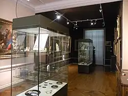 Vitrine d'exposition au Musée Antoine-Vivenel.