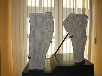 Fragments de sarcophage d'un enfant, marbre italien du IIIe&nbsp;siècle.