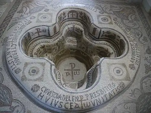 Les fonts baptismaux de Kélibia (Tunisie), VIe&nbsp;siècle.
