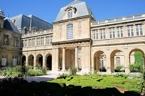 Musée Carnavalet, cour des marchands drapiers.