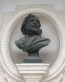 Buste d'Hébert en extérieur.