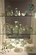 Vitrine de verres gallo-romains découverts à Lisieux et Frénouville.