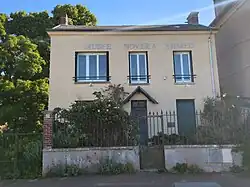 photo d’un bâtiment beige, comptant un rez-de-chaussée et un étage, portant en grandes lettres métalliques "Musée Novera Ahmed"