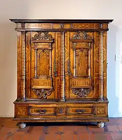 Armoire à sept colonnes (1665).