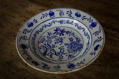 Assiette décorée du XIXe&nbsp;siècle. Sur le marli, on retrouve le motif du cœur élargi des tombes de la vallée de la Bruche