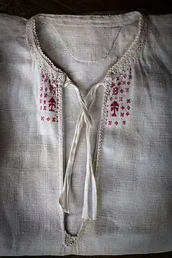 Chemise paysanne fermée au col par des rubans (XIXe&nbsp;siècle)
