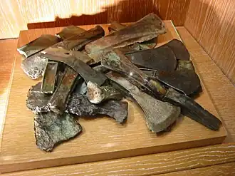 Haches de l'âge du bronze.