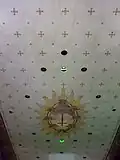 Minuscules svastikas parsemant le plafond de l'église Saint-Laurent de Grenoble (Isère).