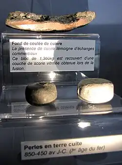 Fond de coulée de cuivre et perles de pierre.