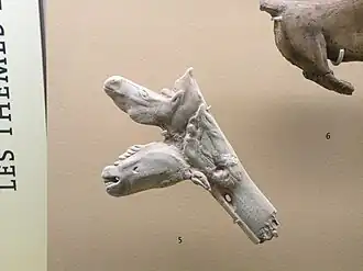 Propulseur de sagaie sculpté de 3 têtes de chevaux à trois âges différents (bois ou os de cervidé). MAN