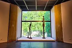 Les statues d'Alberto Giacometti Homme qui marche I et Femme debout I