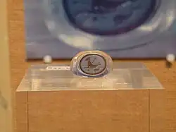 Photographie en couleurs d'une bague en verre et agate gravée.