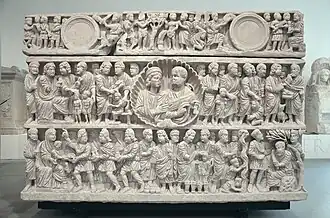 Sarcophage dit «De la Trinité» ou «Des Époux», famille de rang sénatorial. Marbre, H. 1,03&nbsp;m.Art paléochrétien, 325/350 EC.Musée départemental Arles antique