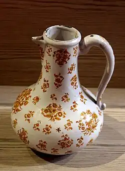 Aiguière, décor de solanaceae, camaïeu de grand feu