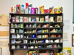 Étagère avec de vieilles lessives et de l'amidon