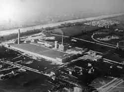 Image aérienne des usines de la viscose en 1928. située géographiquement dans la commune de Grenoble, la cité ouvrière était sur celle d'Échirolles.