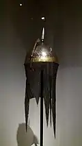 Casque à camail et nasal mobile. Décor ciselé, acier damasquiné d'or, mailles en fer tréfilées. Iran, fin du XVIIIe&nbsp;siècle.