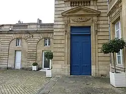 Entrée d'un pavillon.
