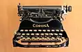 (Ev.1) Antique machine à écrire Corona, à barres à caractères.