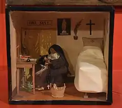 Boîte de nonne (ici, représentation d'une cellule de carmélite). Carton, bois, verre, tissus, cire. XIXe&nbsp;siècle.