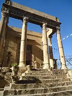 Accès au Temple par les escaliers.