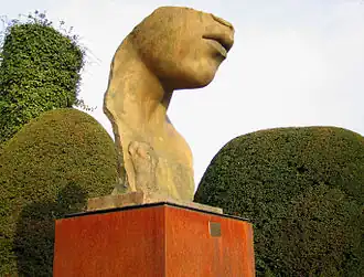 Porta Italica, bronze, (1997); parc du musée olympique de Lausanne.