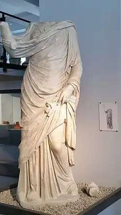 Statue de femme sans tête