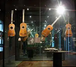 Guitares du XVIIe siècle avec au second plan celles de la famille Voboam.