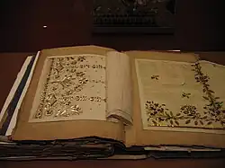 Photo d'un catalogue de motifs de soies.