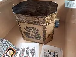 Boîte octogonale décorée de découpes, Italie du nord, troisième quart du XVIIIe&nbsp;siècle, Musée Remondini, Bassano del Grappa.