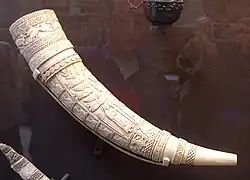 Défense d'éléphant sculptée représentant l'Ascension, Sicile, fin du XIe&nbsp;siècle.