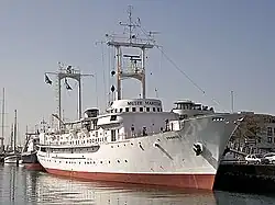 La frégate météorologique France I à quai.