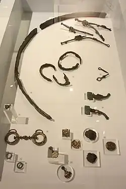 Éléments de la tombe à char d'Orval exposés au printemps 2013.