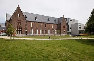 Vue de l'arrière du musée, depuis le parc.